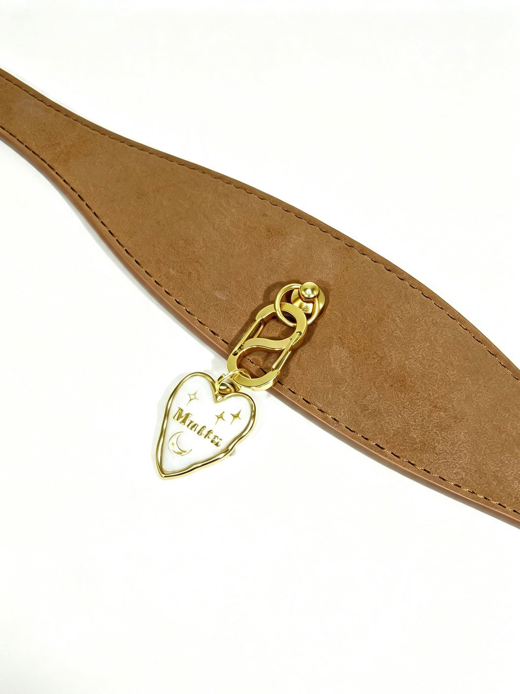 Muttu Faux Leather Pet Collar – brown collar close-up with customizable Muttu heart charm pendant attached to gold carabiner clip, personalize with your pet's name or owner's name. Pendant sold separately.