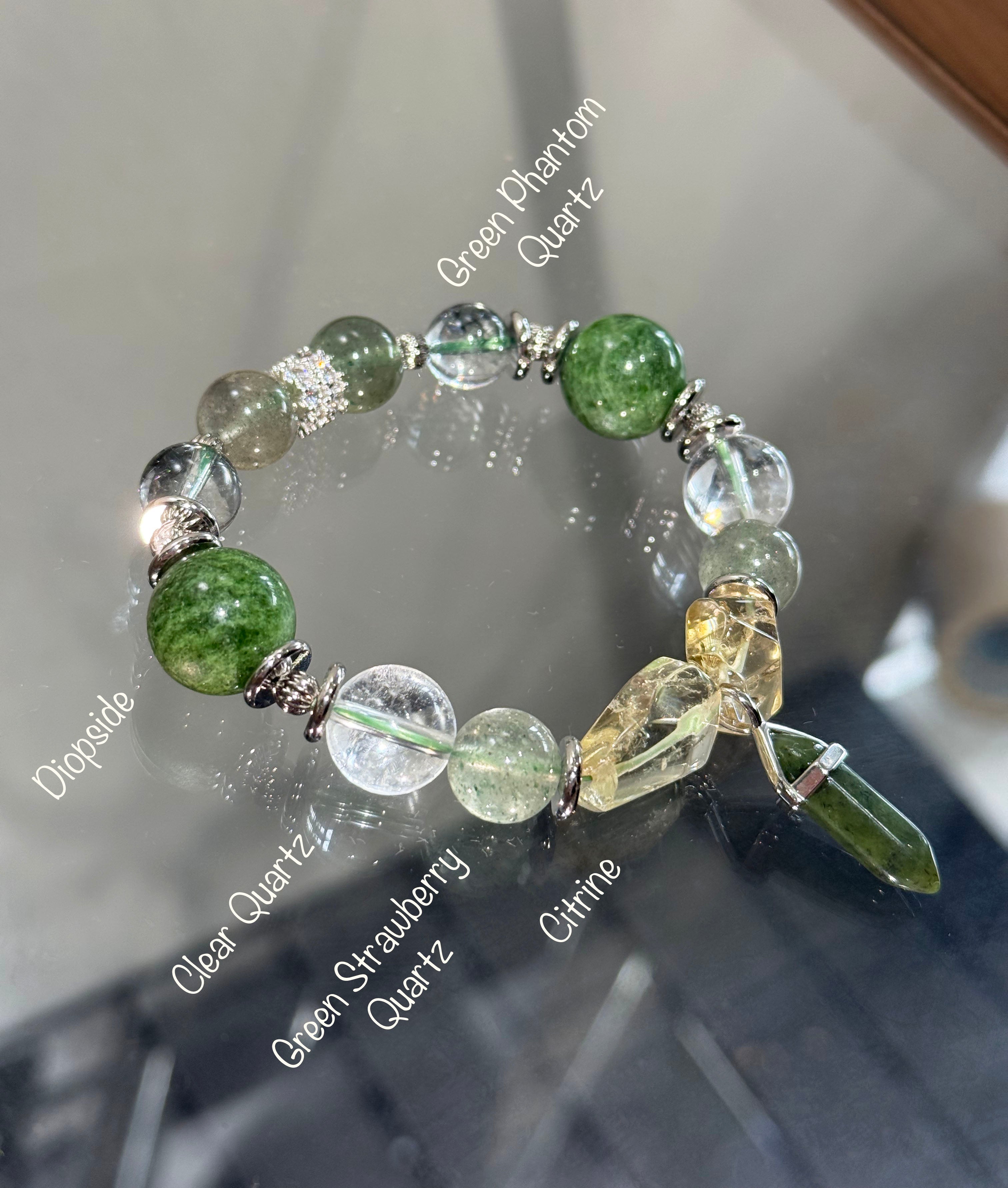 穆斯克宠物水晶项链局部特写，绿色与透明水晶珠串